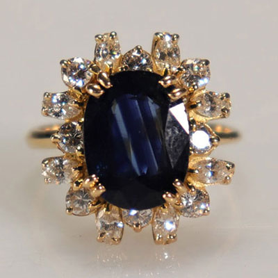 Gold ring (18k) Sapphire and diamonds (7.1 gr)