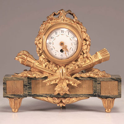 Pendule de table en bronze doré de style Louis XV