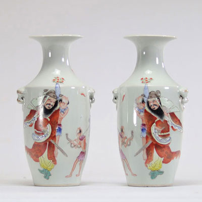 Rare paire de vases en porcelaine famille rose à décor de personnages d'époque république (中華民國)