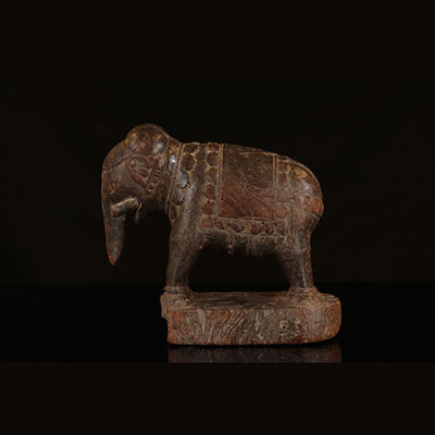 印度18世纪雕刻的木制大象