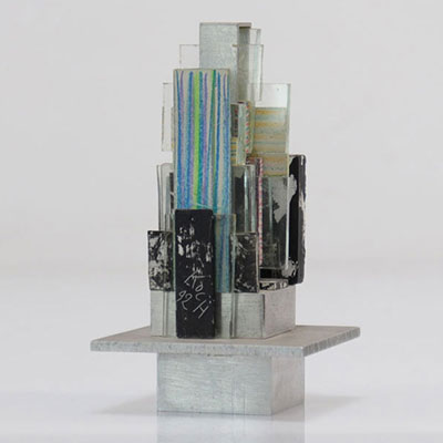 Sculpture de Gérard Koch(1926-2014). Métal, verre et bois peint. Pièce unique.