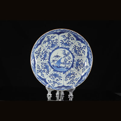 Grand plat blanc bleu - époque kangxy - porcelaine de chine