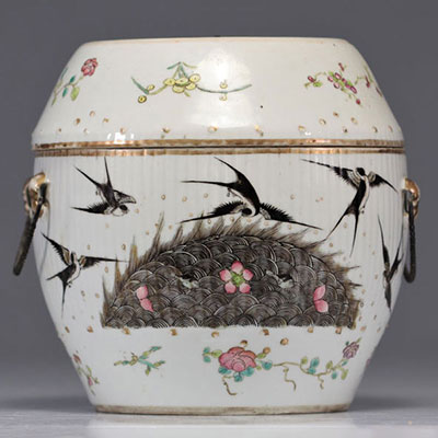 Terrine en porcelaine de la famille rose décor de fleurs et papillons du XIXe siècle