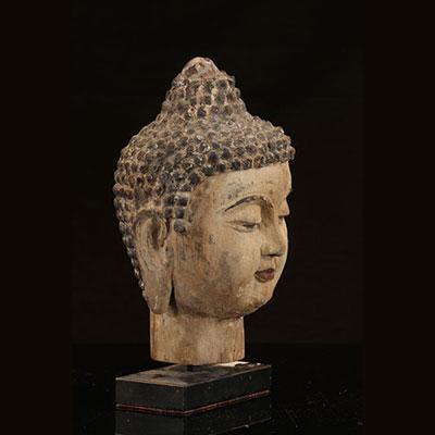 Tête de bouddha en bois sculpté polychrome