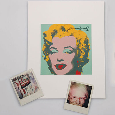 Andy Warhol - Marylin Monroe Signé à la main par Andy Warhol au marqueur noir au recto d'un tirage offset. avec 2 polaroids