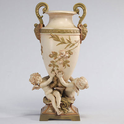 Vase en porcelaine - paire d'anges portant un vase à l'antique provenant 'Allemagne