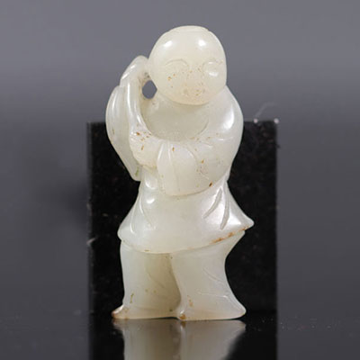 Chine pendentif e jade blanc sculpté d'un garçon d'époque Qing