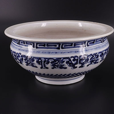 CHINA -  bowl/dish - archaïc scenery - white blue