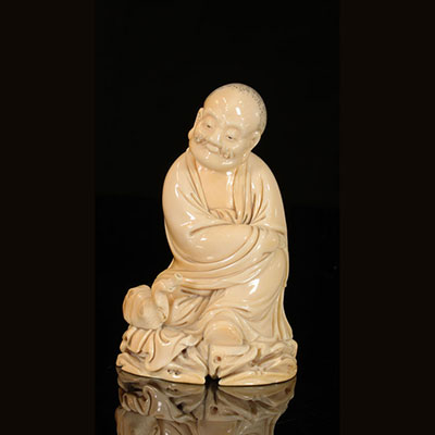 Chine - statuette en ivoire Lohan signée à la base