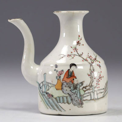 Chine -Théière en porcelaine famille rose à décor de personnages.