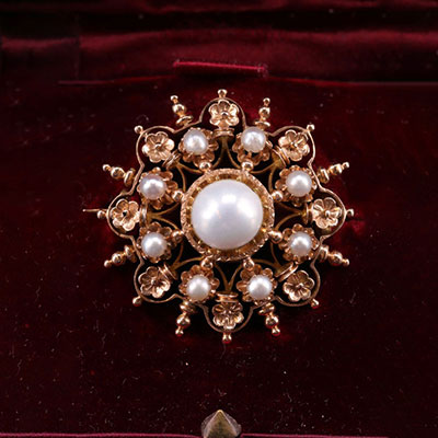 Gold and pearl brooch