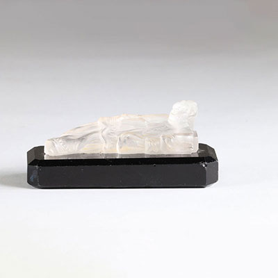Statuette japonisante en cristal moulé pressé . Peut-être Lalique .