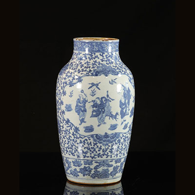 Chine vase blanc bleu à décor de personnages cheveux à la base et égrenures au col 19ème