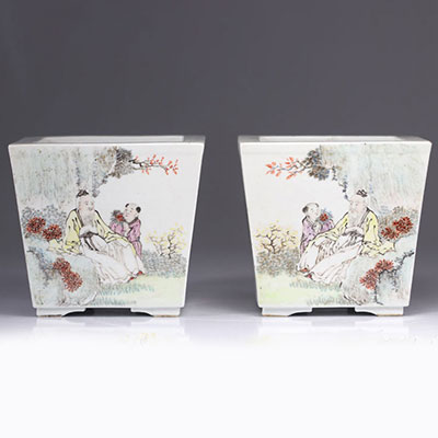 (2) Liu YUCEN (1904-1969) Pair of planters decorated with figures