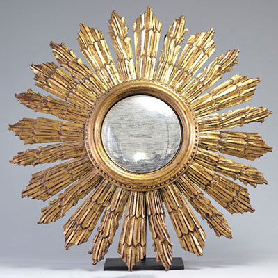 Imposing sunburst mirror in gilded wood