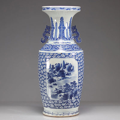 Vase en porcelaine de chine blanc bleu à cartouches décorées de paysages XIXème