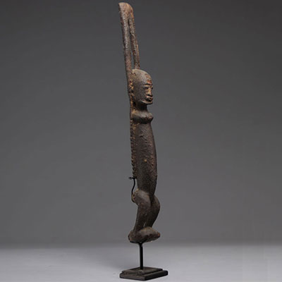 Dogon, statue masculine avec les bras à la verticale, patine croûteuse
