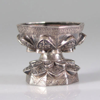 Charming little libation cup (?) in the shape of a lotus flower in silver China -Tibet 19th century