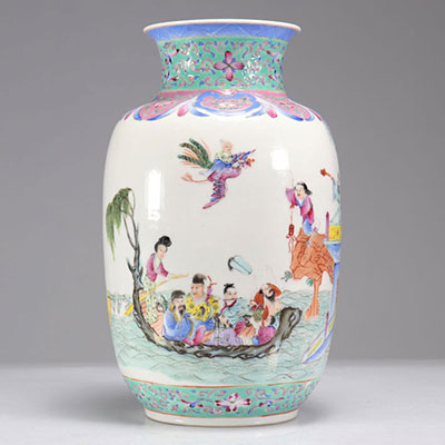 Vase en porcelaine famille rose décor de personnages