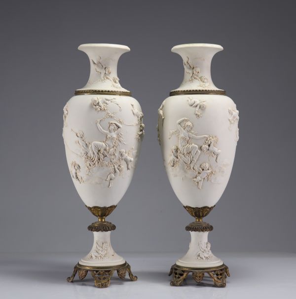 Imposante paire de vases en blanc à décor d'anges avec une base en bronze, XIXe siècle. 