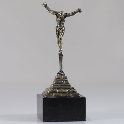 Salvador Dali «Christ de Saint Jean de la Croix.» Bronze à patine doré et noir sur socle marbre noir. Signé au dos «Dali» sur la terrasse et signé «Dali»