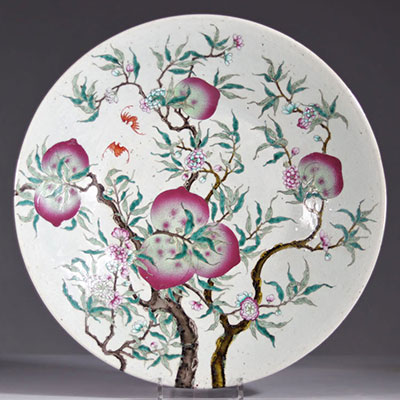 Rare grand plat à décors aux 9 pèches et chauve-souris, de l''époque Qing (清朝)