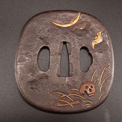 Japon - Tsuba en fer et incrustations  pérode Edo, décor de crâne