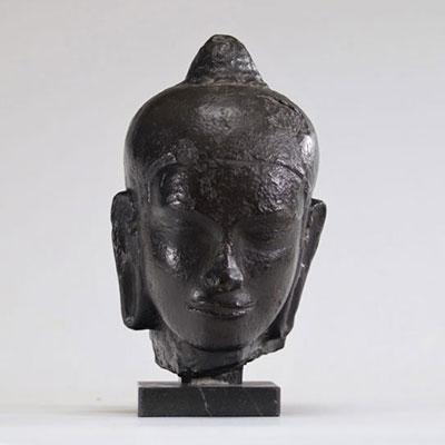 Tête de bouddha sculptée