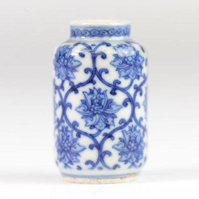 Chine tabatière en porcelaine blanc bleu à décor floral marque sous la pièce