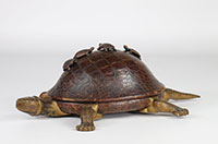Japon boîte en forme de tortue carapace en cuire surmonté de jeune tortues