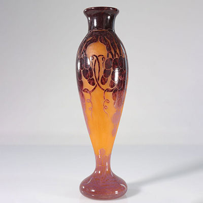 Le verre Français imposant vase à décor de raisins