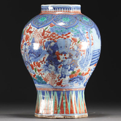 Chine - Vase en porcelaine polychrome à décor de personnages et paysage, époque transition.
