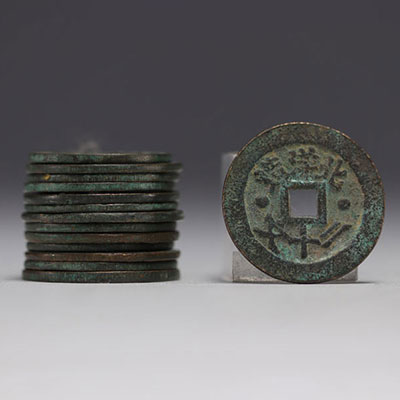 Chine - Lot de seize sapèques, pièces de monnaie en bronze datant du XVIIe siècle.