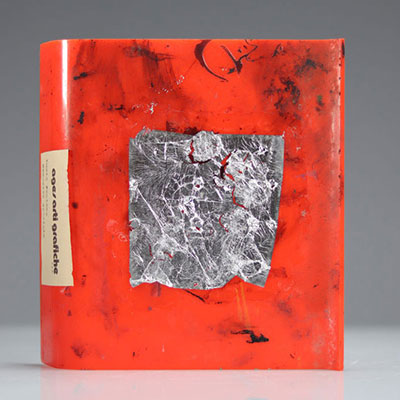 Lucio Fontana, (attr). « Concetto spaziale ». Sculpture technique mixte plexiglass troué et collage d'une feuille d'argent.