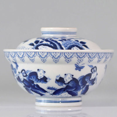 Covered bowl in blue white Chinese porcelain decorated with children