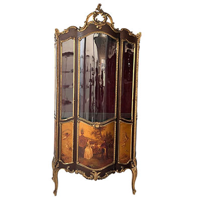 Louis MAJORELLE (1859 - 1926) Napoleon III style display case decorated with romantic scenes - identical copy sold at Christie's