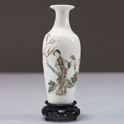 Vase en porcelaine à décor d'une femme vers 1900
