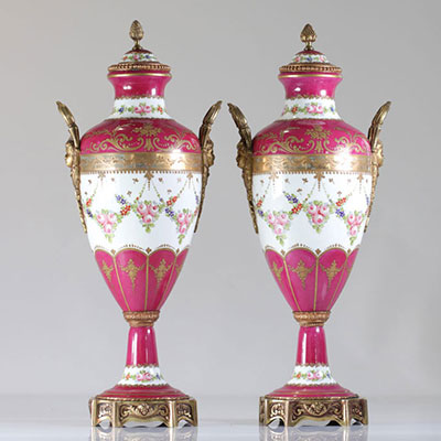 Porcelaine de Sèvres paire de vases couverts monture en bronze 19ème