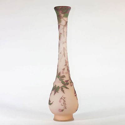 Emile Gallé imposant vase dégagé a l'acide décor de glycines