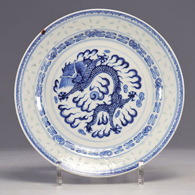 Assiette en porcelaine blanc bleu grains riz décor d'un dragon marque Kangxi