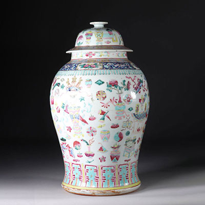 Chine potiche couverte en porcelaine famille rose à décor de mobilier 19ème