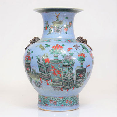 Vase en porcelaine à décor de mobiliers sur fond bleu 