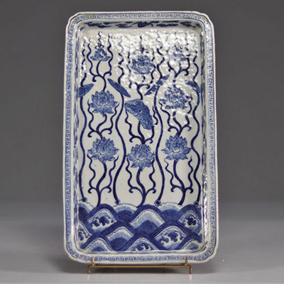 Plateau en porcelaine blanc bleu à décor de fleurs de lotus dynastie Qing