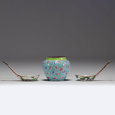 Chine - Ensemble de trois pièces en émail peint, un petit bol et deux cuillères.