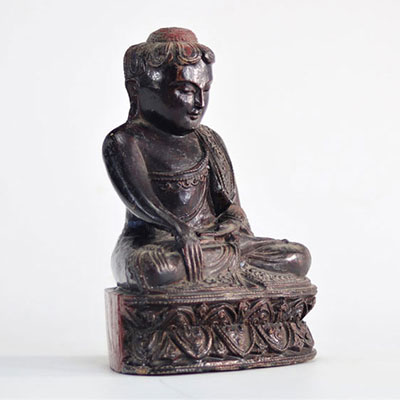 Bouddha en bois laqué avec gravure sous la base