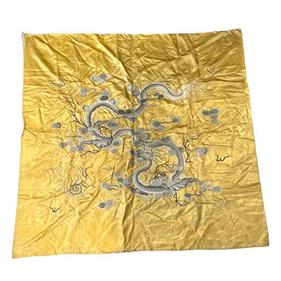 Chine - tapisserie en soie or à décor de dragons bleus.