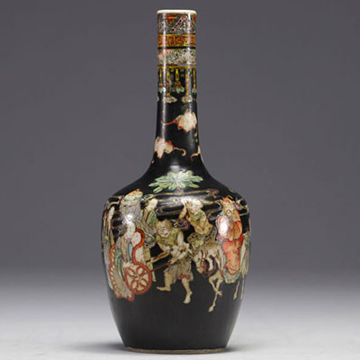 Chine - Vase en porcelaine famille noire à décor de personnages et de cavaliers, marque Kangxi.