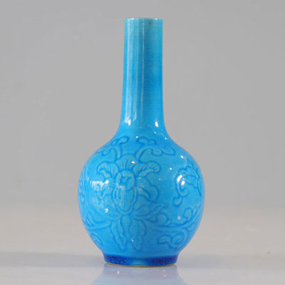 Vase monochrome bleu décor floral d'époque Qing marque Qianlong