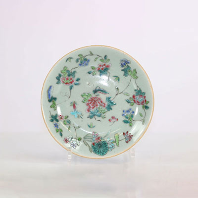 Chine assiette en porcelaine céladon décor floral marque sous la pièce