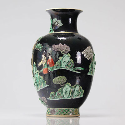 Vase en relief à décor de personnages marque yongzheng